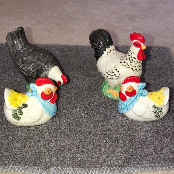 Chicken Salt and Pepper Shakers - Picture 1 of 2
